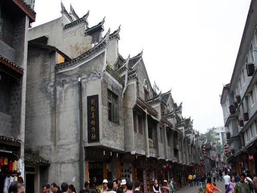 城镇化是让农民进城，还是说把农村建设成城镇一样？为何这么说？游戏画面